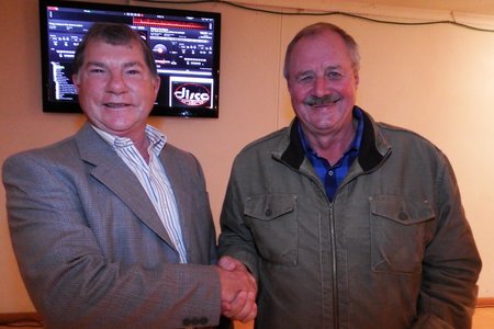 Links wens voorsitter Philip Fourie die President van Agri Wes-Kaap, Cornie Swart geluk nadat Cornie sy lidmaatskapsertifikaat in ontvangs geneem het
